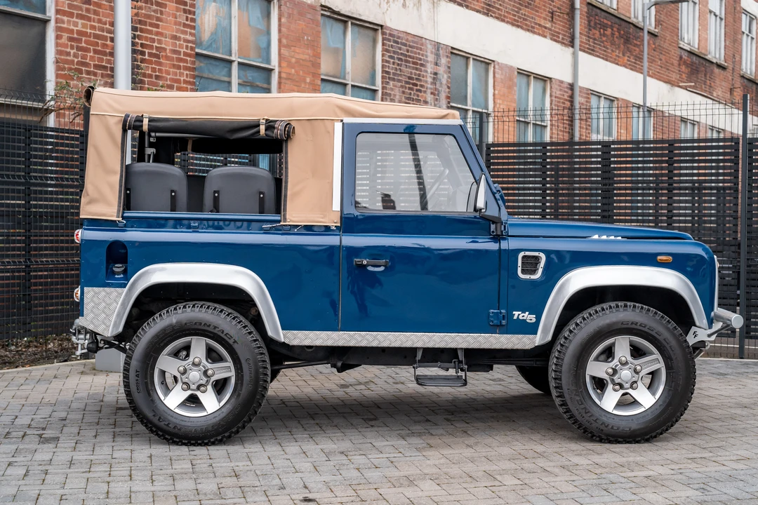 2002 Land Rover Defender 90 - Image 5 of 31