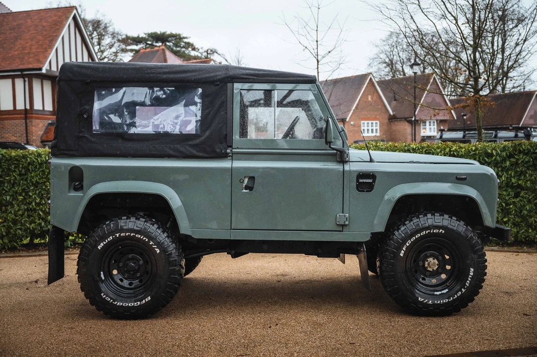 2002 Land Rover Defender 90 - Image 5 of 31