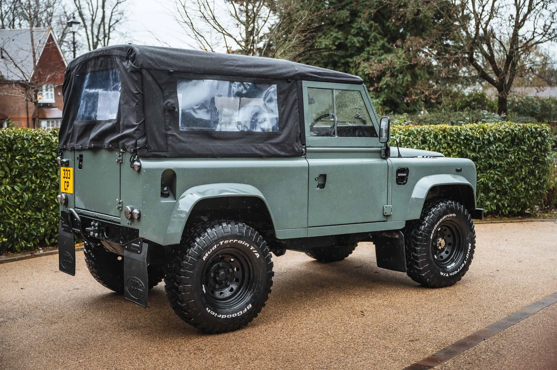 2002 Land Rover Defender 90 - Image 14 of 31