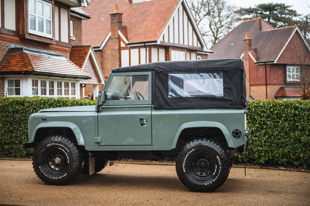 2002 Land Rover Defender 90 - Image 9 of 31