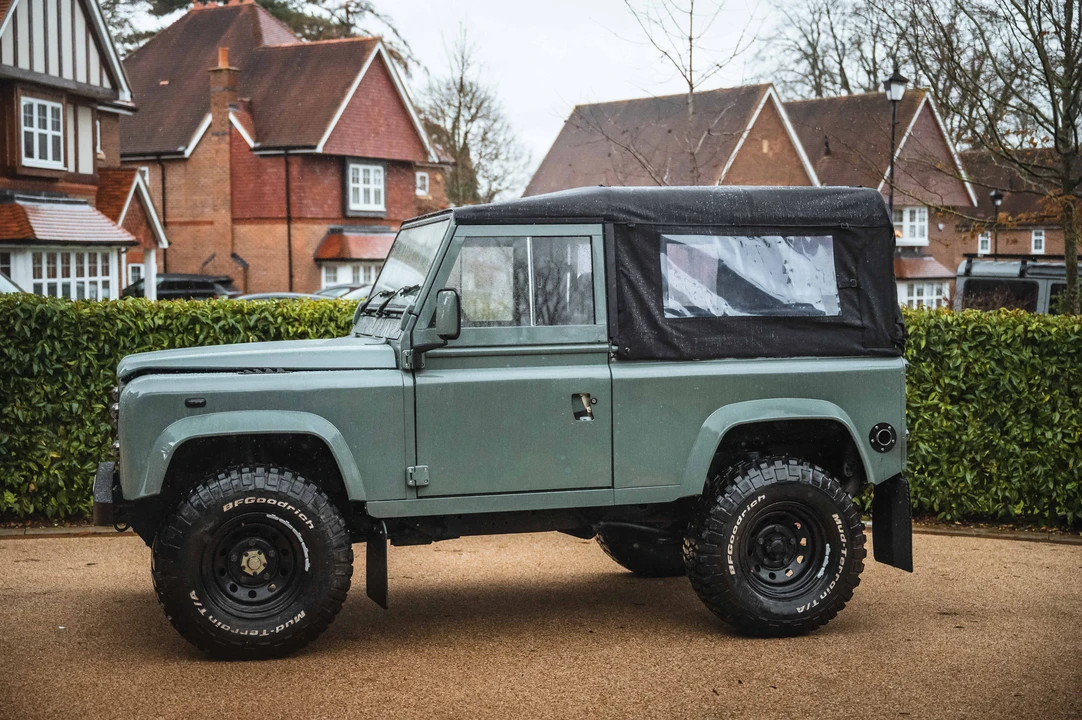 2002 Land Rover Defender 90 - Image 10 of 31