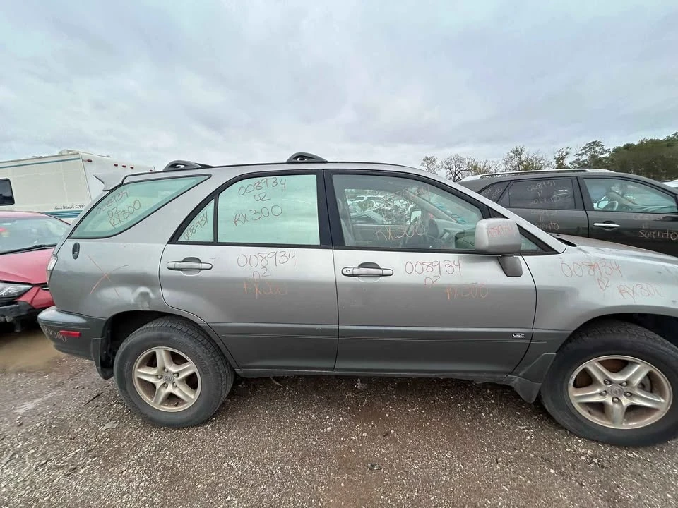2002 Lexus RX 1st Gen - Image 2 of 5