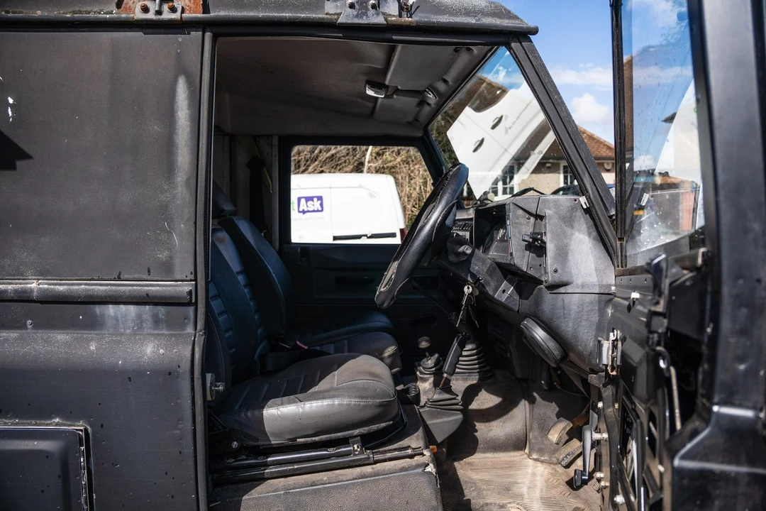 2002 Land Rover Defender 110 - Image 29 of 30