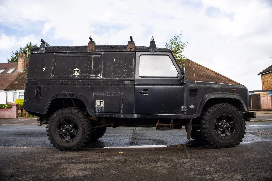 2002 Land Rover Defender 110 - Image 13 of 30