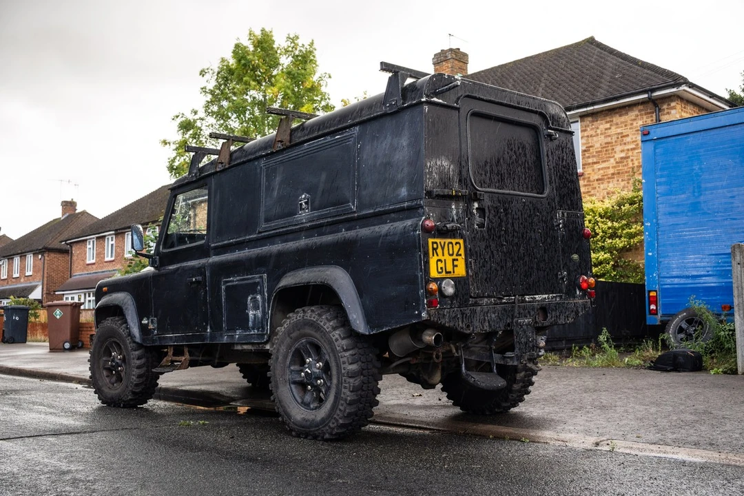 2002 Land Rover Defender 110 - Image 18 of 30