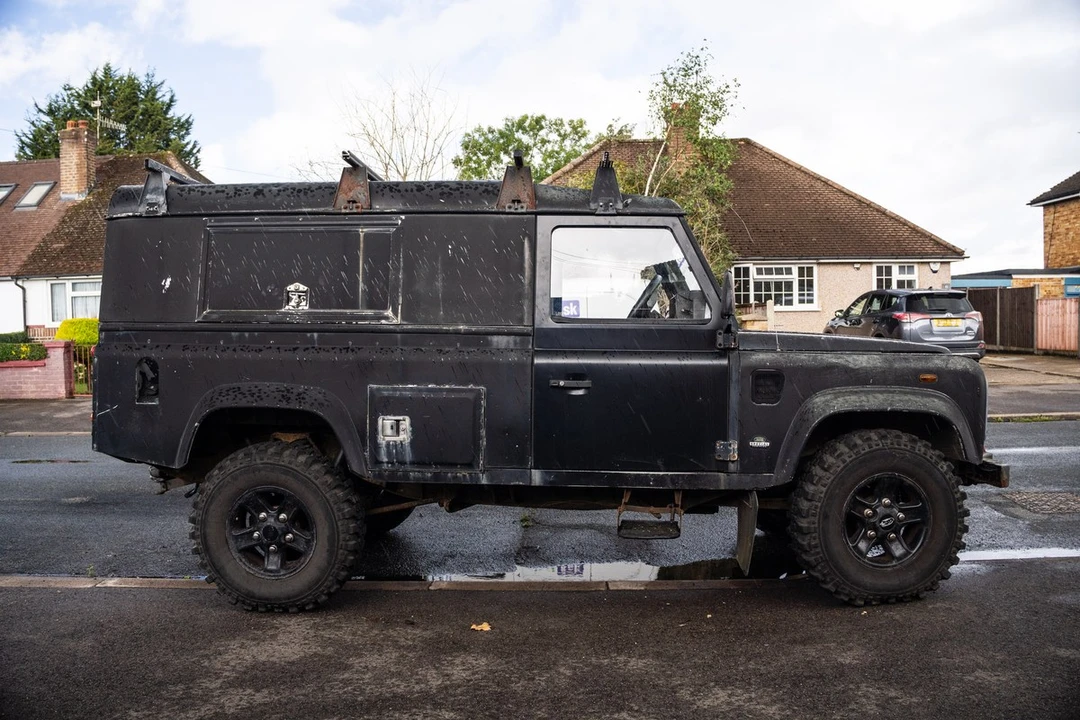 2002 Land Rover Defender 110 - Image 4 of 30