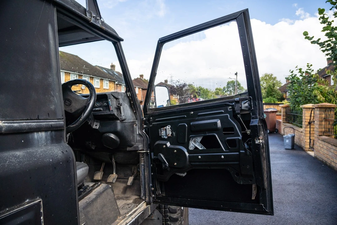 2002 Land Rover Defender 110 - Image 24 of 30