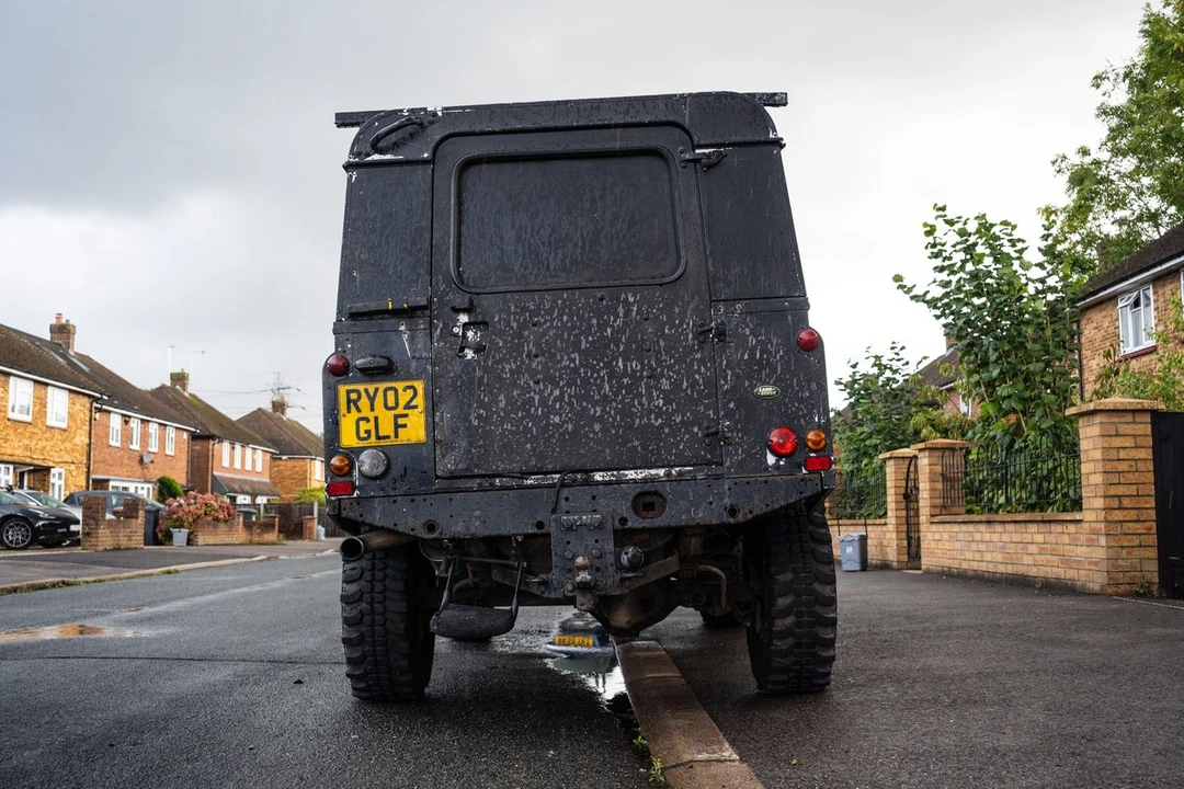 2002 Land Rover Defender 110 - Image 17 of 30