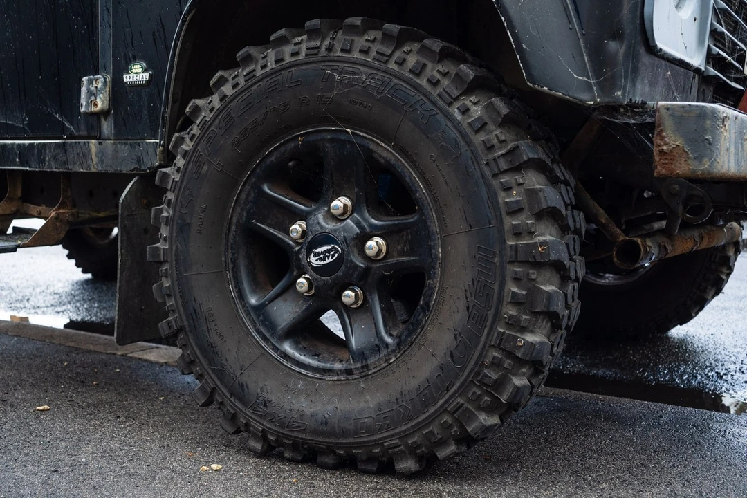 2002 Land Rover Defender 110 - Image 5 of 30