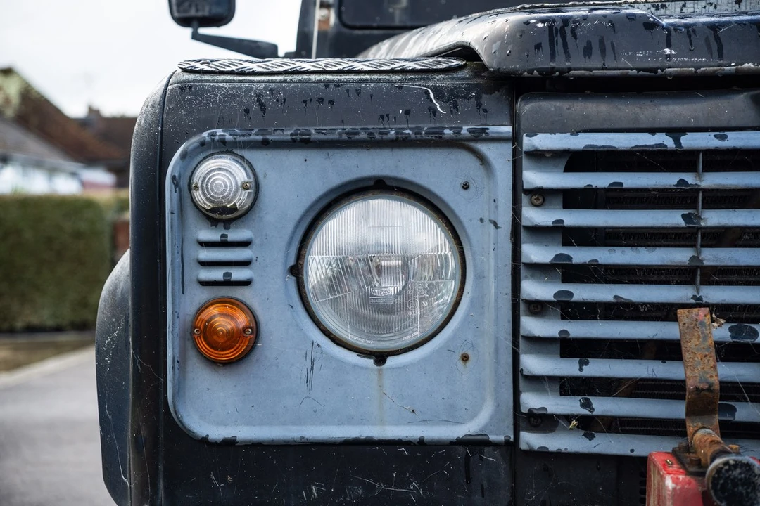 2002 Land Rover Defender 110 - Image 8 of 30