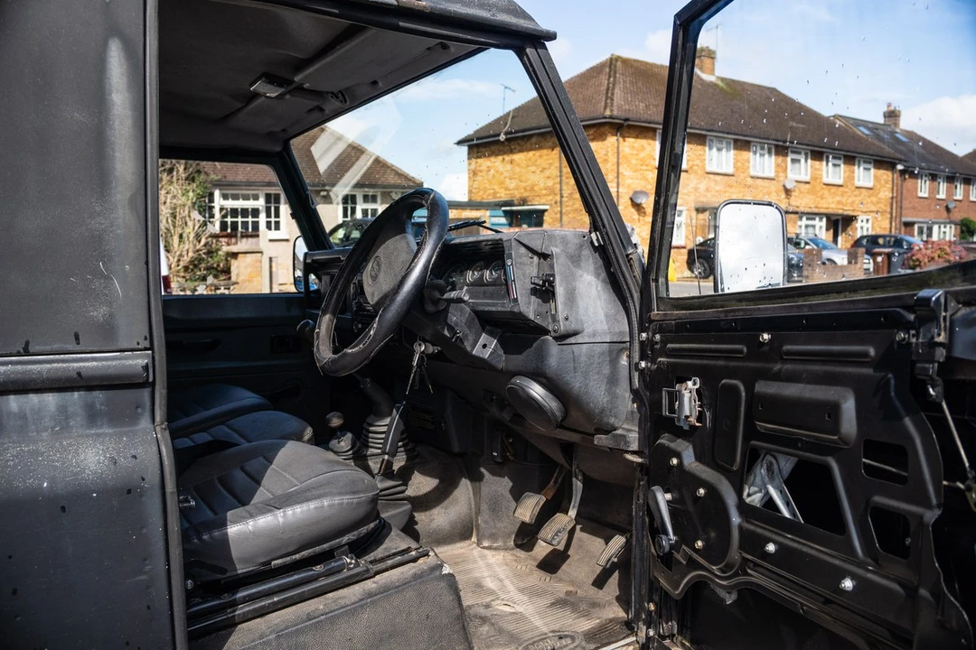 2002 Land Rover Defender 110 - Image 6 of 30