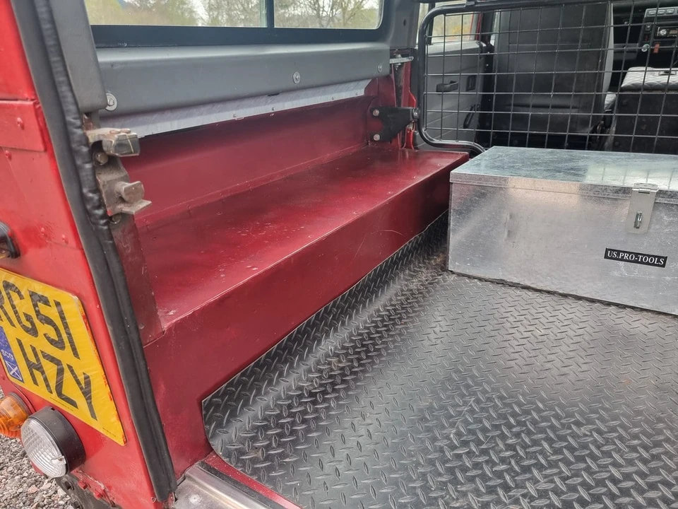2002 Land Rover Defender 110 - Image 15 of 30