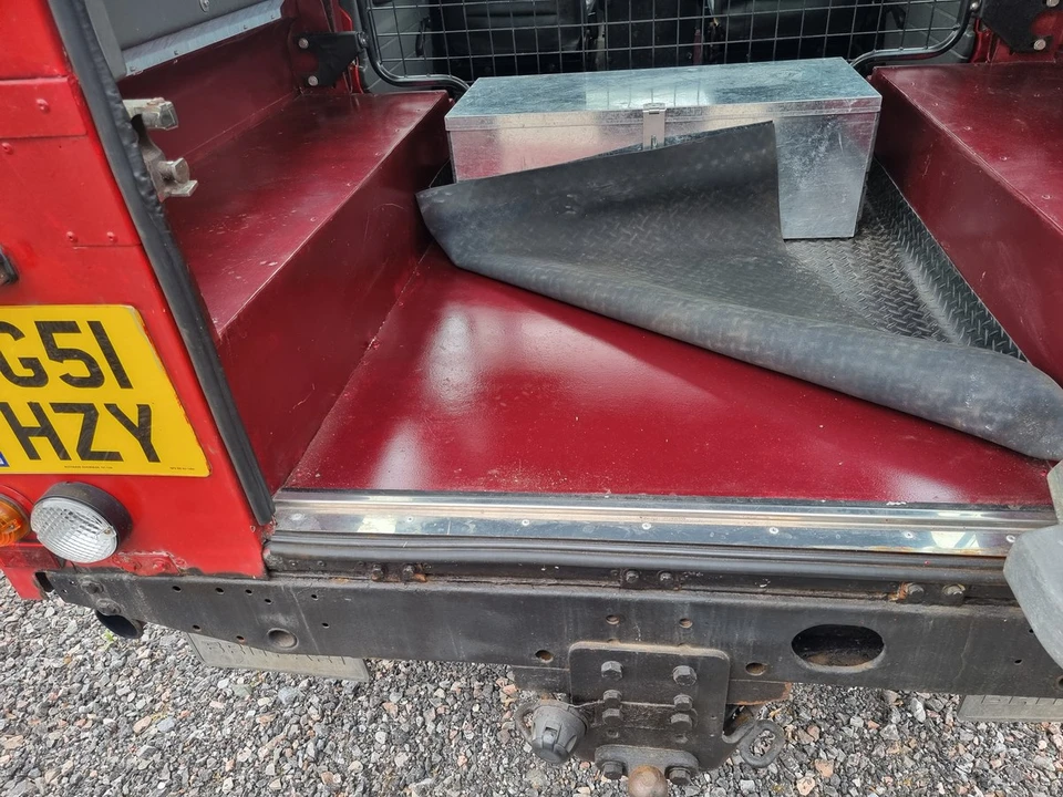 2002 Land Rover Defender 110 - Image 16 of 30