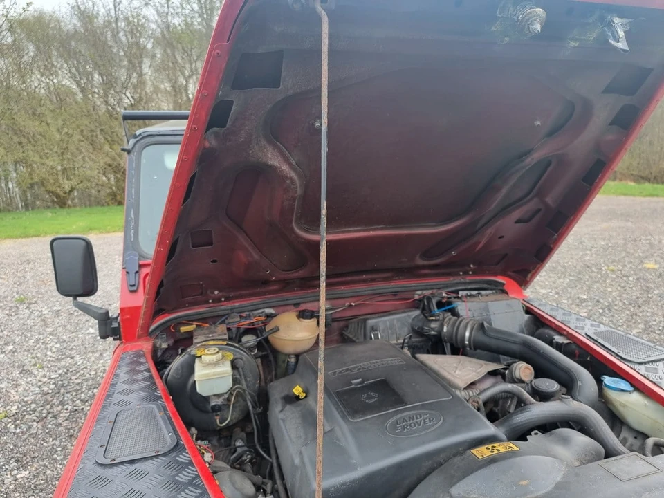 2002 Land Rover Defender 110 - Image 28 of 30