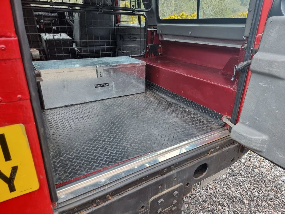 2002 Land Rover Defender 110 - Image 14 of 30