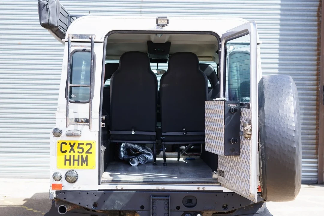 2002 Land Rover Defender 110 - Image 27 of 30