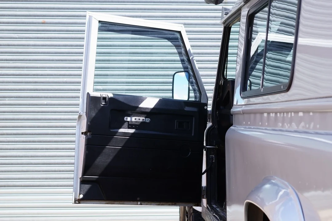 2002 Land Rover Defender 110 - Image 6 of 30