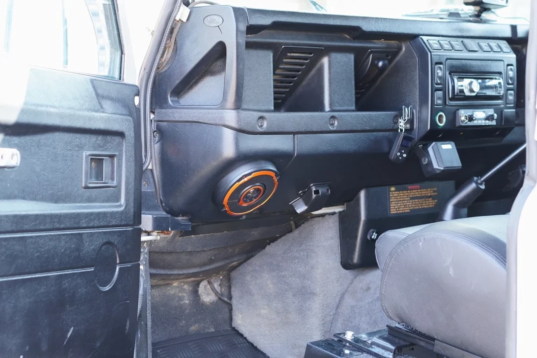 2002 Land Rover Defender 110 - Image 7 of 30