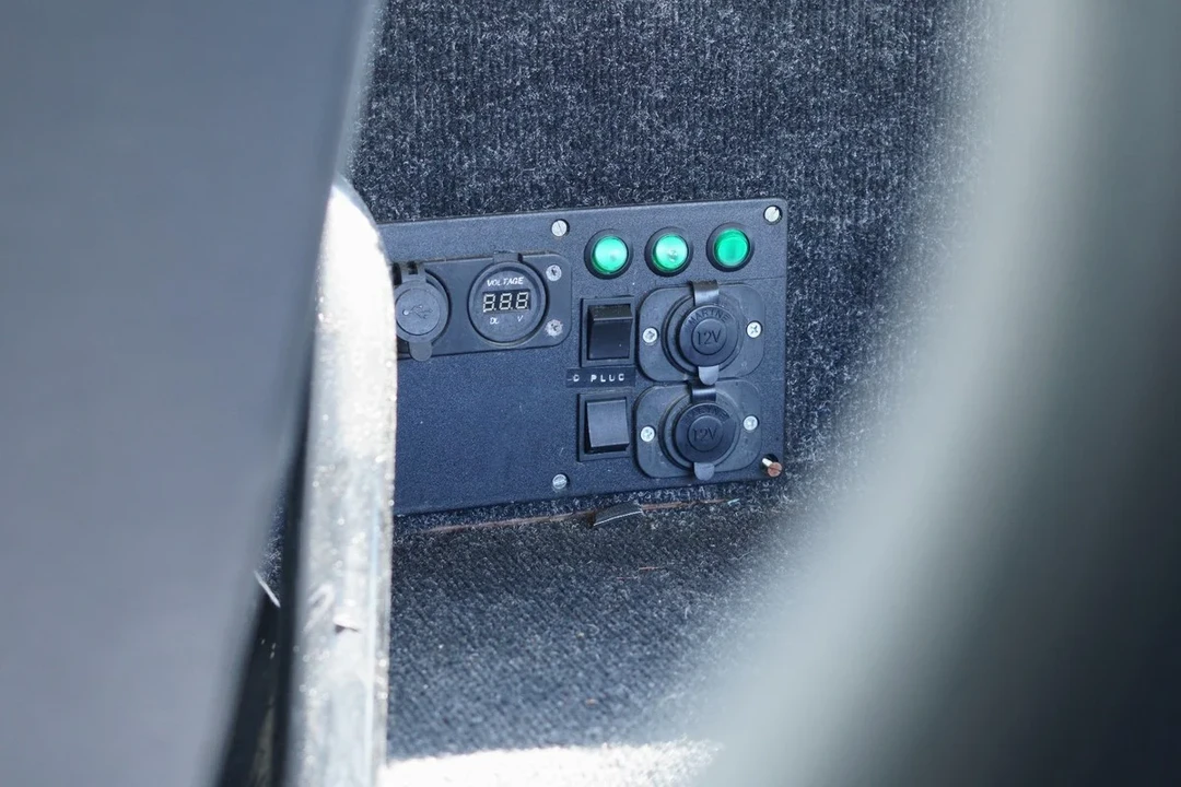 2002 Land Rover Defender 110 - Image 11 of 30