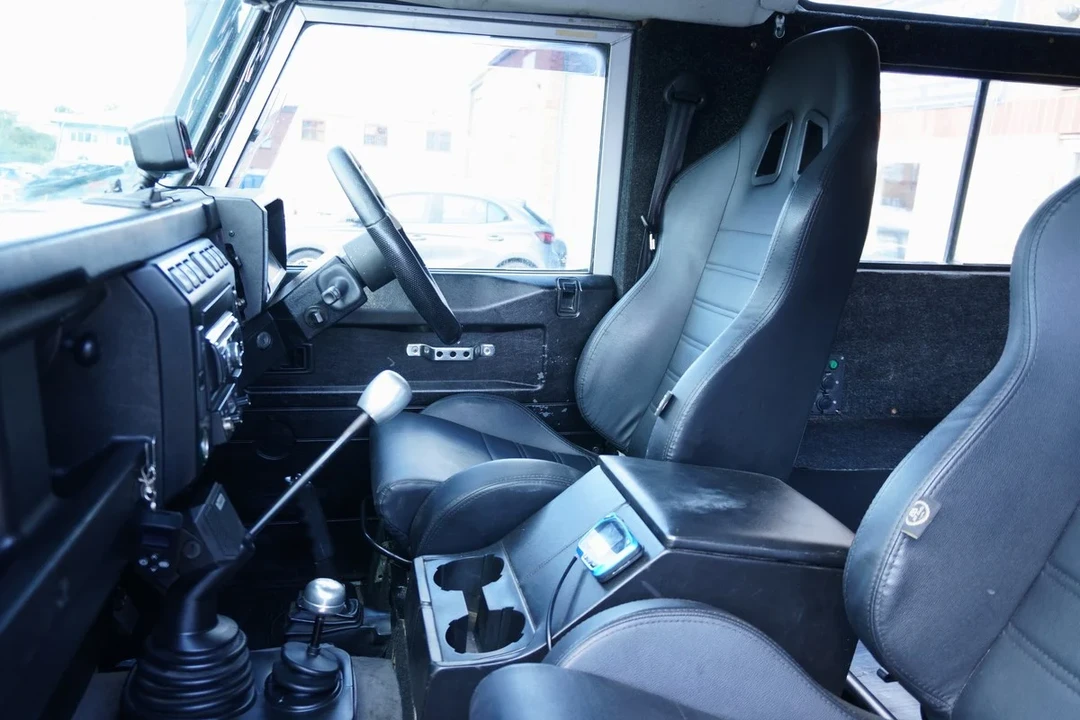 2002 Land Rover Defender 110 - Image 17 of 30