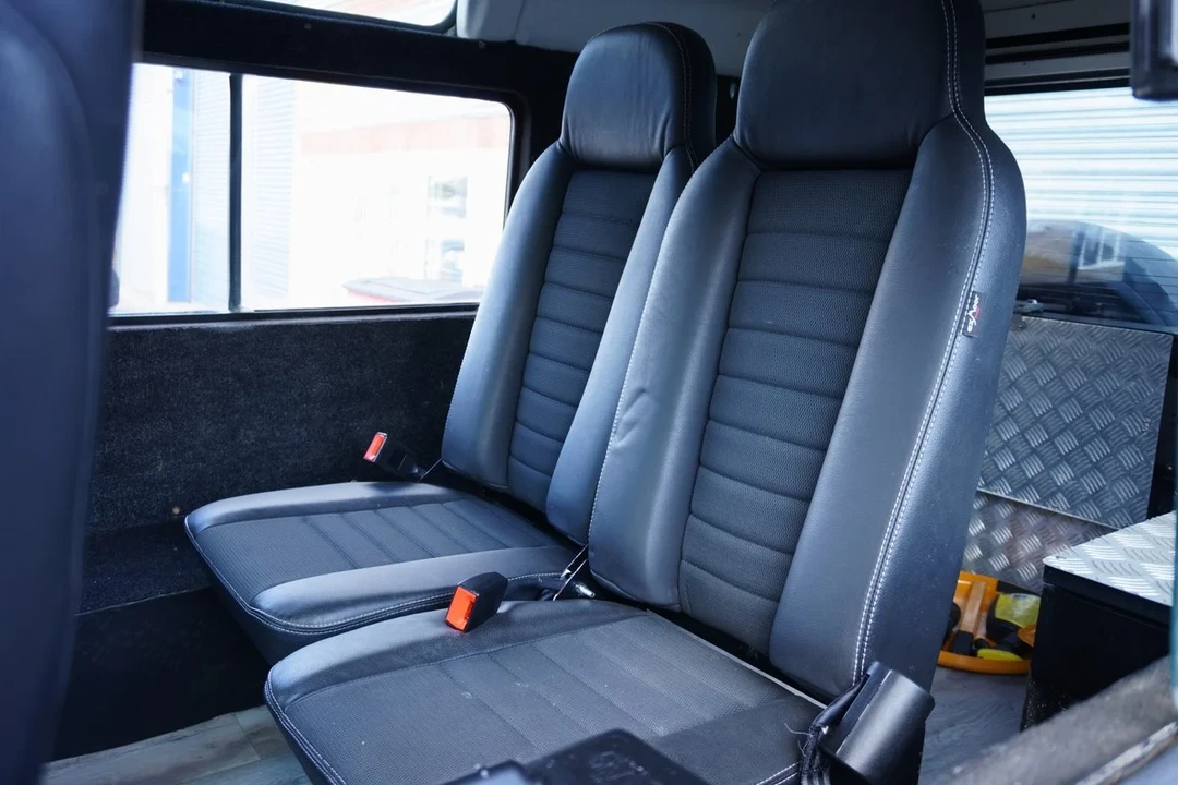 2002 Land Rover Defender 110 - Image 18 of 30