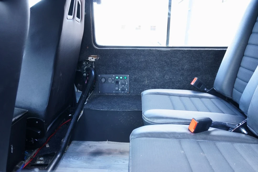 2002 Land Rover Defender 110 - Image 19 of 30