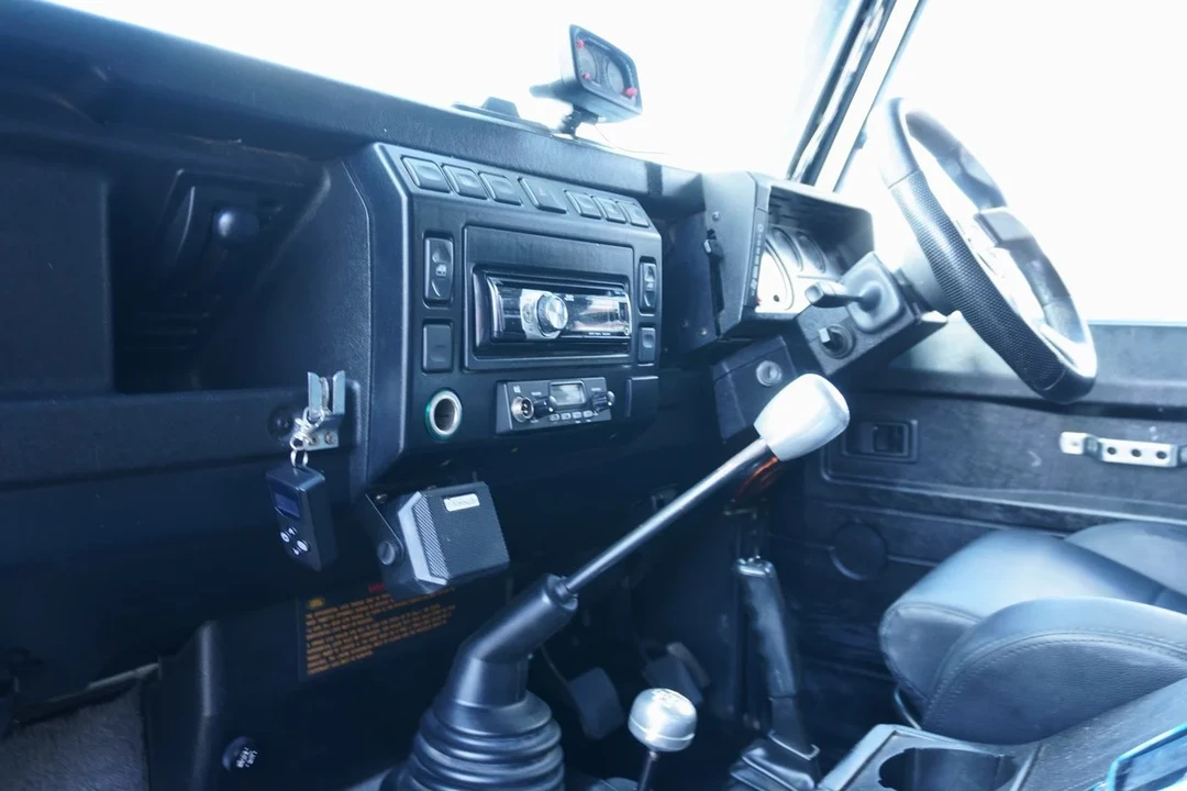 2002 Land Rover Defender 110 - Image 24 of 30