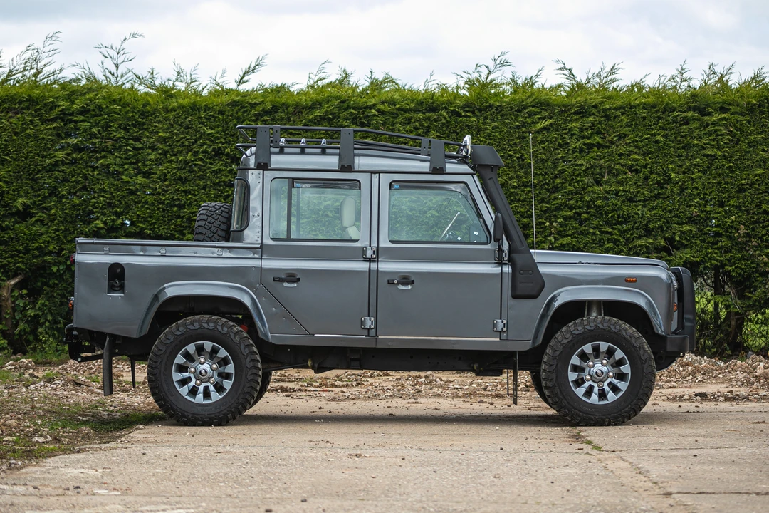 2002 Land Rover Defender 110 - Image 4 of 31