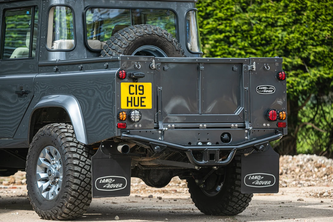2002 Land Rover Defender 110 - Image 16 of 31