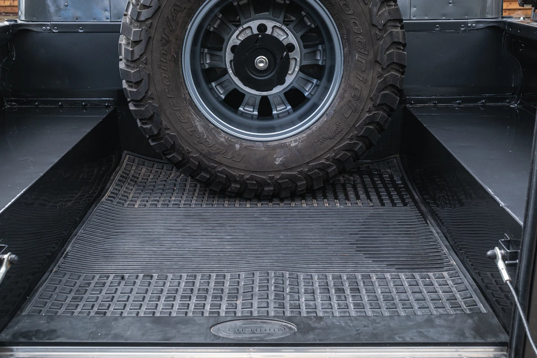 2002 Land Rover Defender 110 - Image 17 of 31