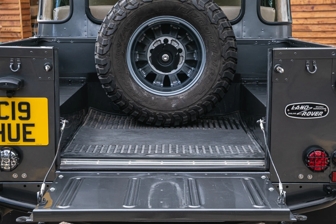 2002 Land Rover Defender 110 - Image 18 of 31