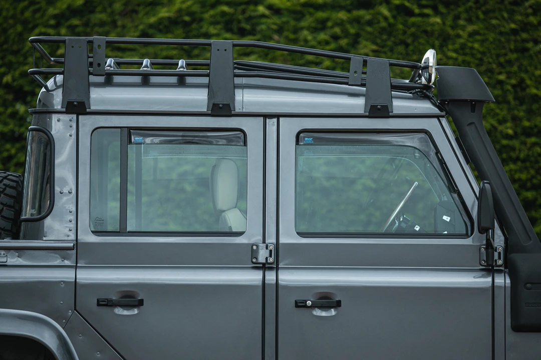 2002 Land Rover Defender 110 - Image 14 of 31