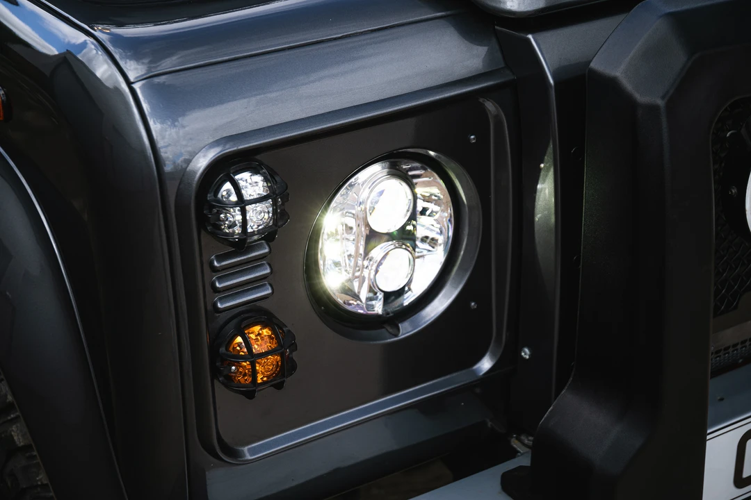 2002 Land Rover Defender 110 - Image 11 of 31