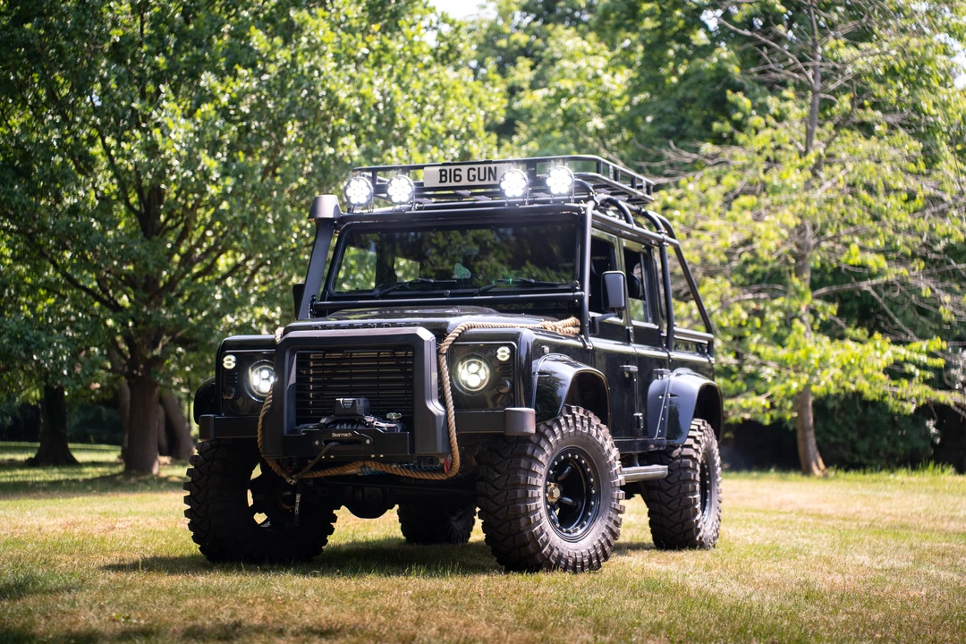 2002 Land Rover Defender 110 - Image 11 of 31