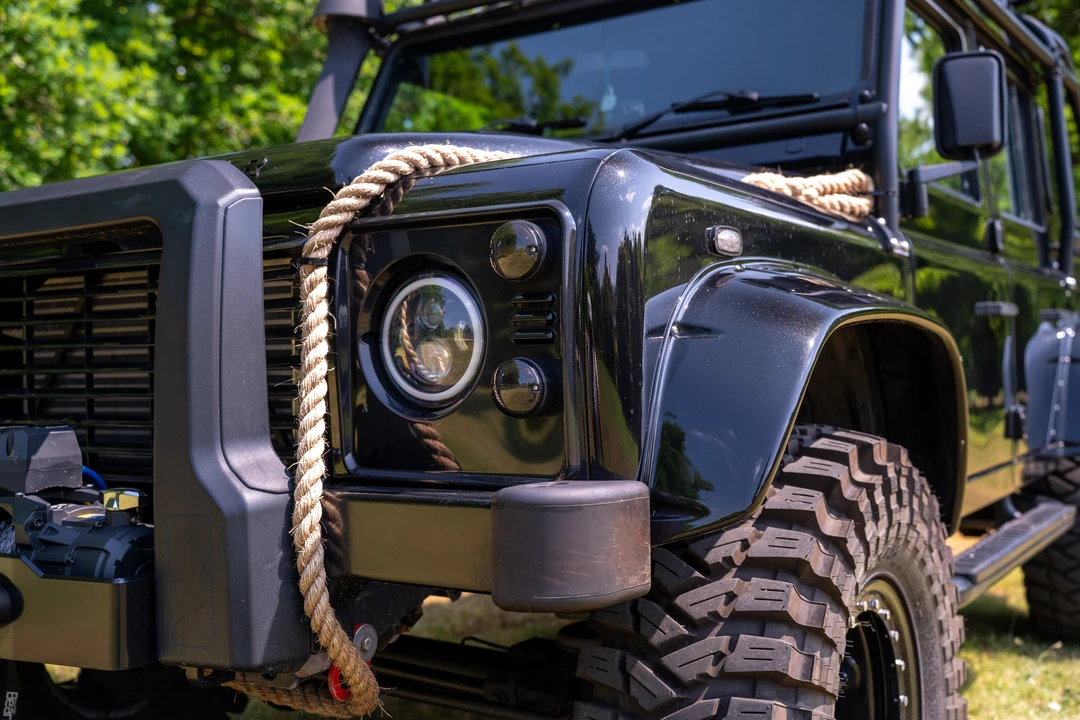 2002 Land Rover Defender 110 - Image 13 of 31