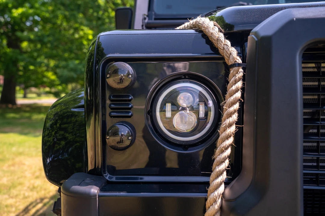 2002 Land Rover Defender 110 - Image 14 of 31