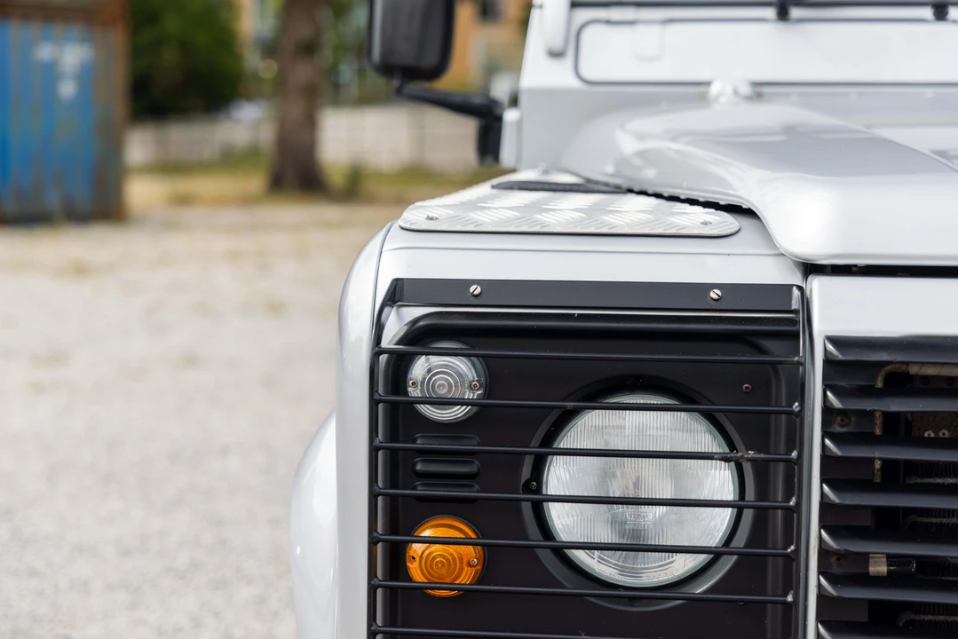 2002 Land Rover Defender 90 - Image 16 of 31