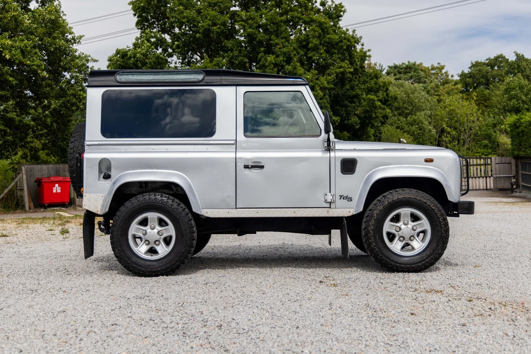 2002 Land Rover Defender 90 - Image 8 of 31