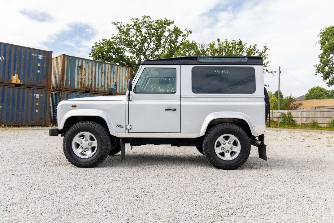 2002 Land Rover Defender 90 - Image 4 of 31