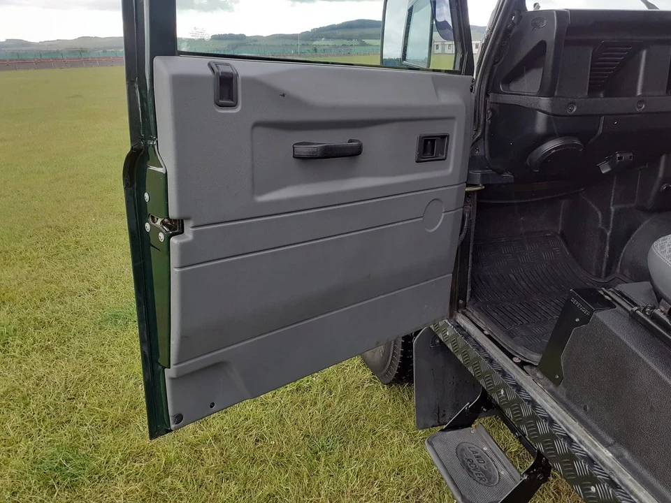 2002 Land Rover Defender 90 - Image 16 of 30