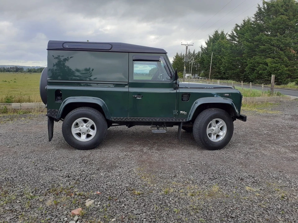 2002 Land Rover Defender 90 - Image 5 of 30