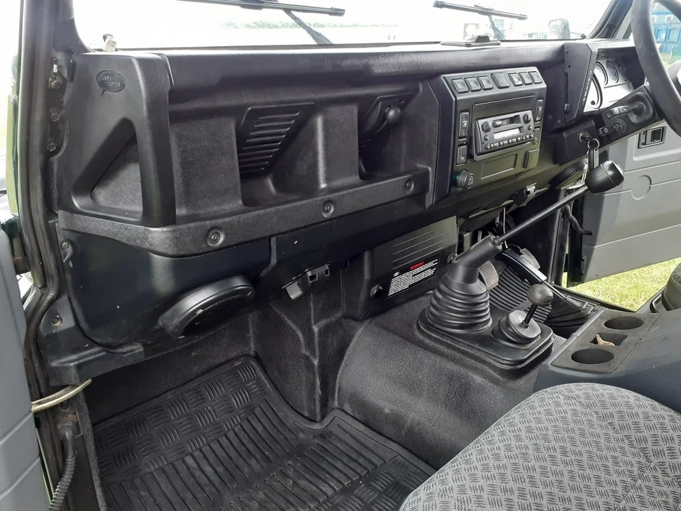 2002 Land Rover Defender 90 - Image 15 of 30