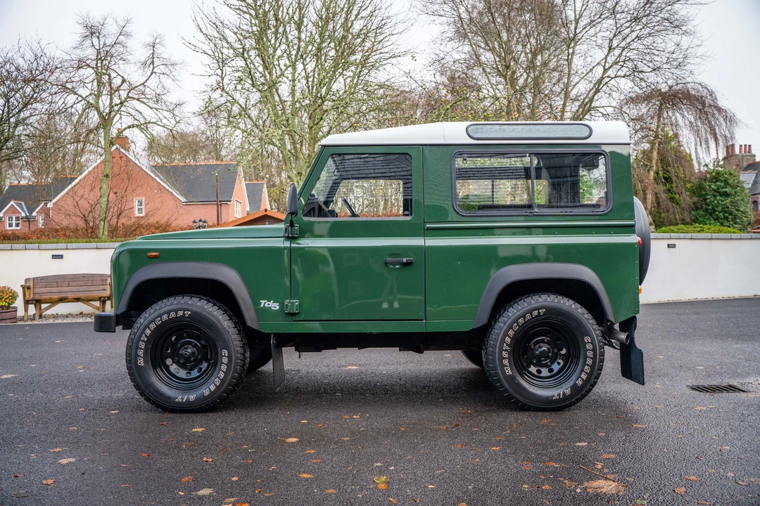 2002 Land Rover Defender 90 - Image 8 of 31