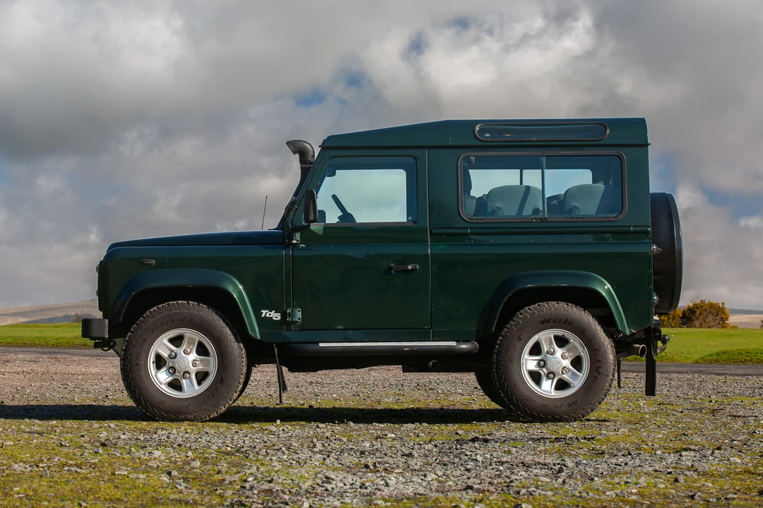 2002 Land Rover Defender 90 - Image 8 of 31