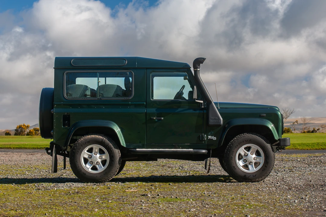 2002 Land Rover Defender 90 - Image 4 of 31