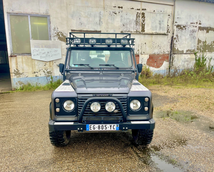 2002 Land Rover Defender 90 - Image 10 of 31