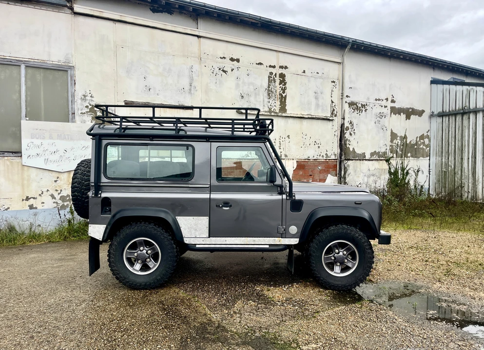2002 Land Rover Defender 90 - Image 8 of 31