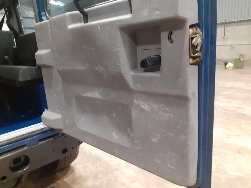 2002 Land Rover Defender 110 - Image 17 of 30