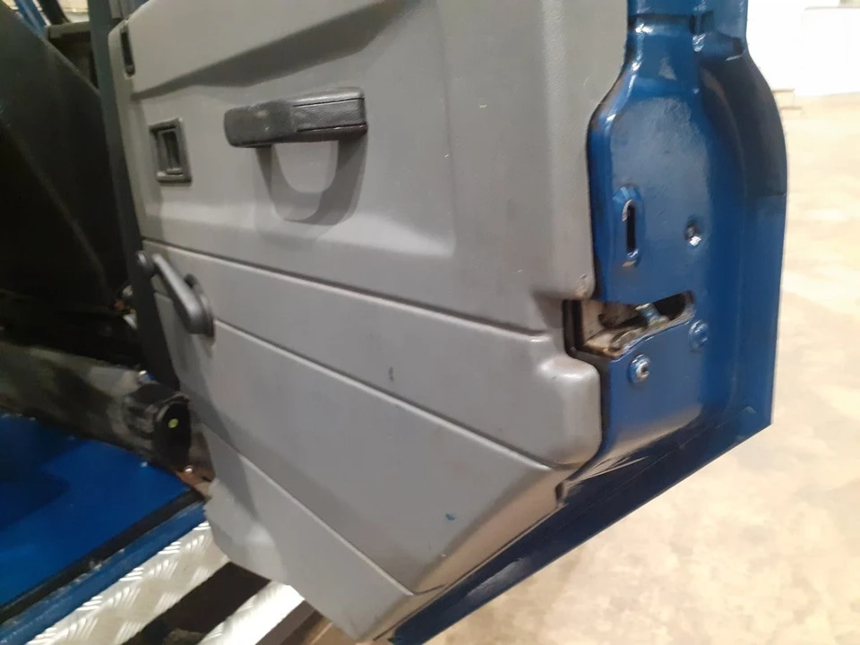 2002 Land Rover Defender 110 - Image 19 of 30