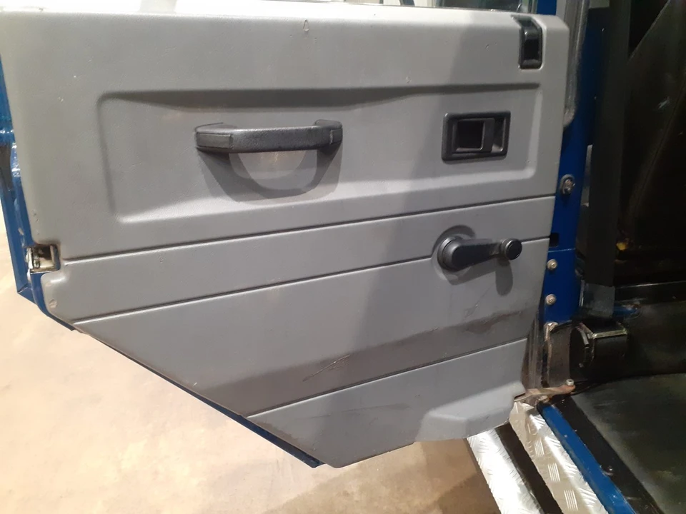 2002 Land Rover Defender 110 - Image 14 of 30